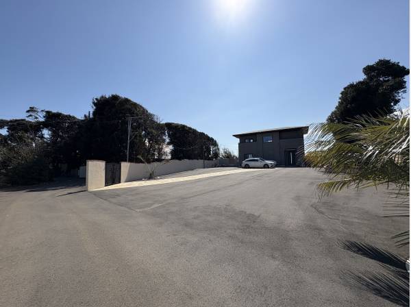 エントランスのカースペースです