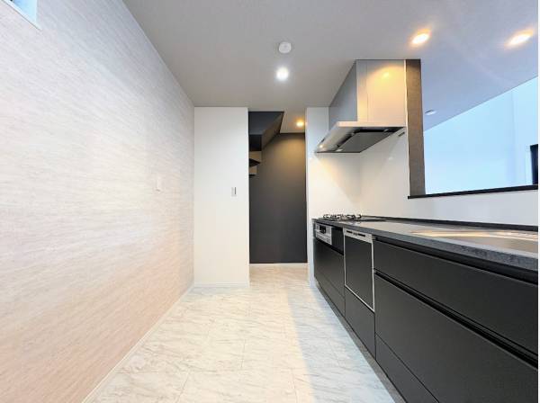 部屋全体を見渡すオープンキッチン