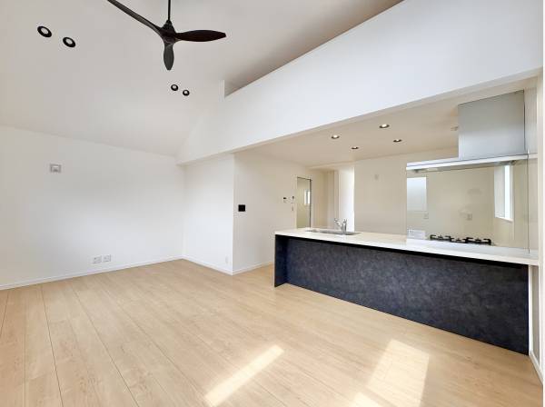 対面キッチンはお子様を安心して遊ばせながら家事ができます