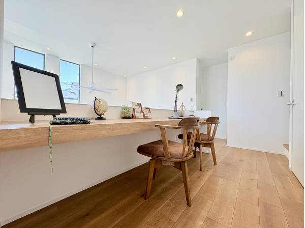 2階の通路部にデスクを設けています