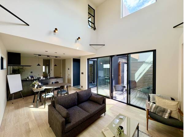 上部が吹き抜け仕様の開放感ある空間！