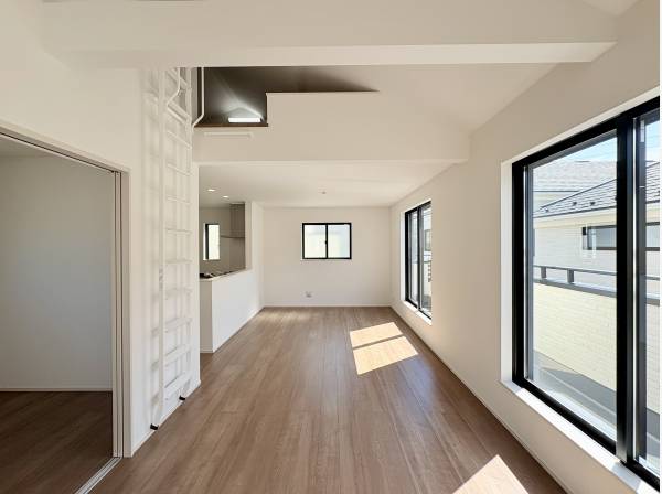 白を基調とした落ち着きあるダイニング