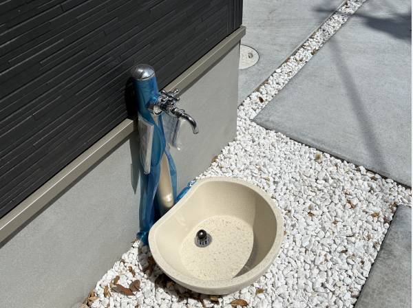 玄関に水道が有りますので、便利ですよ！