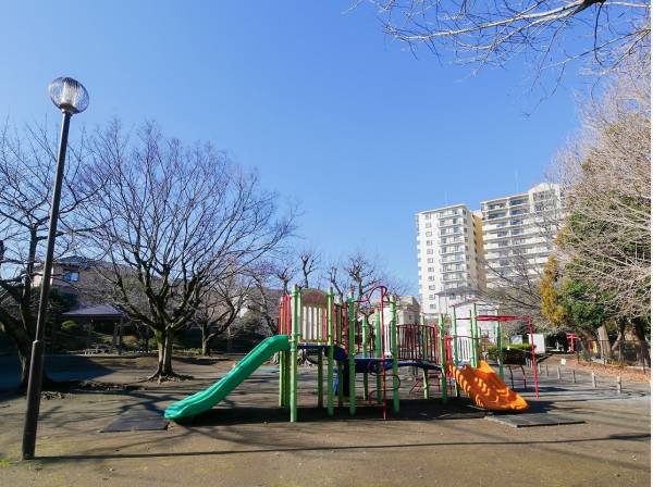 柏山公園まで徒歩6分（約450m）