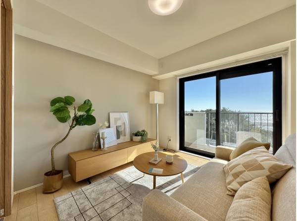 窓の向こうに、オーシャンブルー