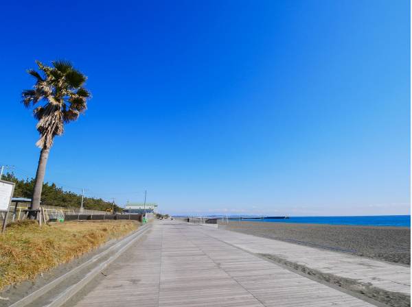 美しい海岸線「ひらつかビーチパーク」まで徒歩１３分(約1ｋｍ)