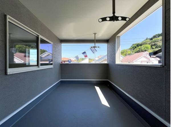 テーブルセットを出してテラス気分を味わうのも素敵