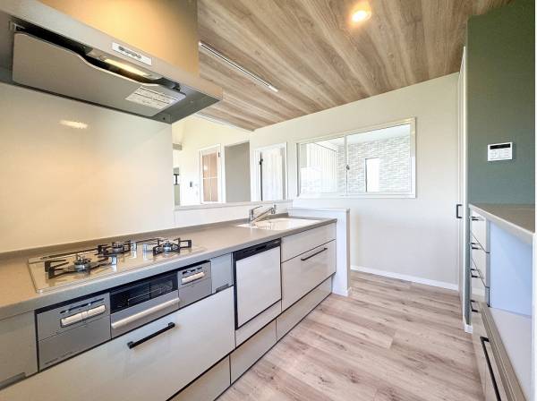 キッチンには便利なワゴンやカップボードを完備