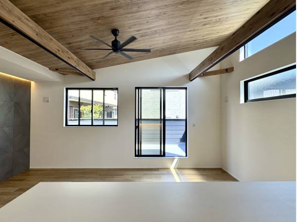 天高で開放的なリビング