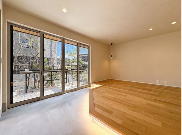 大きな窓から自然の光と風を取り込めるパッシブデザインのお家