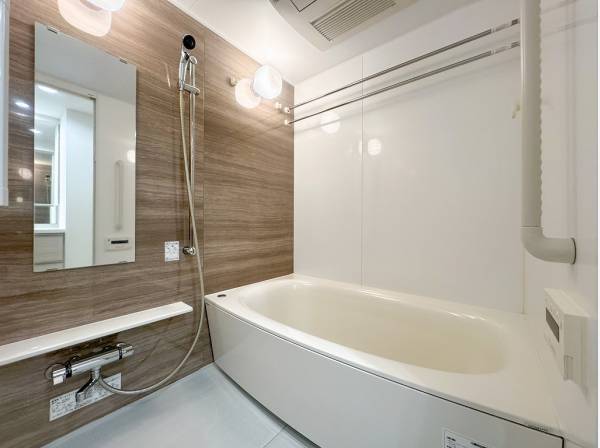 木目調のクロスが温かみあふれるバスルームを演出