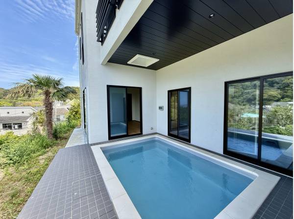 休日はプライベートプールで