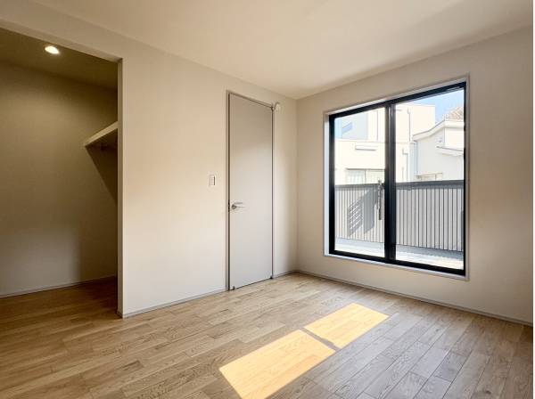 WIC付きの広々とした洋室