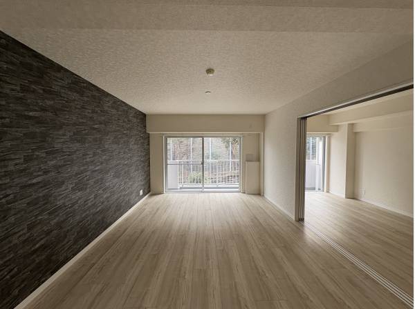 １７帖のLDK。アクセントクロスが印象的