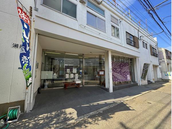 特に解禁時期の朝獲れシラスの釜揚げが人気！浜野水産/徒歩2分、約120m