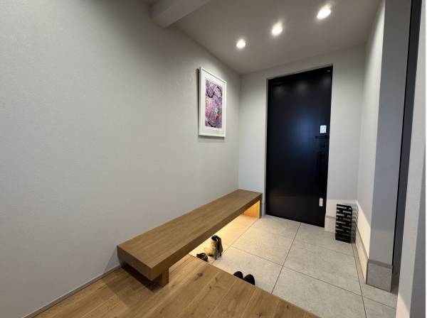 造り付けのベンチ付の玄関