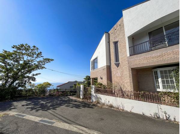 前面道路からでもこんなにも海が見えます