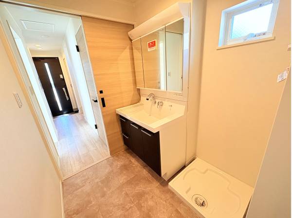 玄関からの動線もスムーズな広々洗面スペース