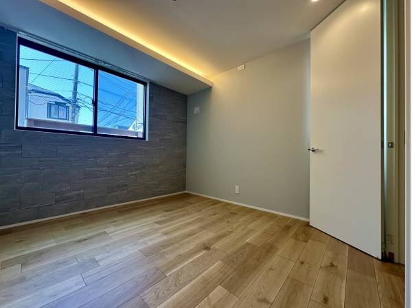 約6.5帖の主寝室/約1.5帖のWICを完備