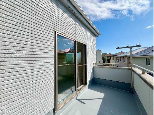 南側に広がる大きなバルコニー。