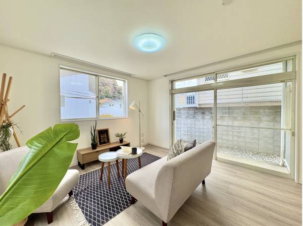 大きな窓があり、明るい空間のLDK