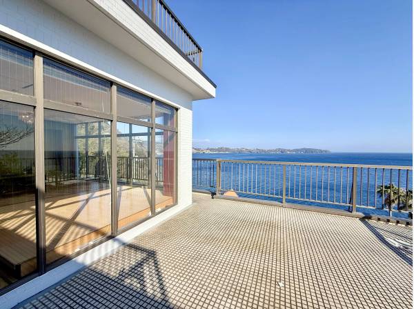 ２階のバルコニーもワイドで陽当たりも良好です