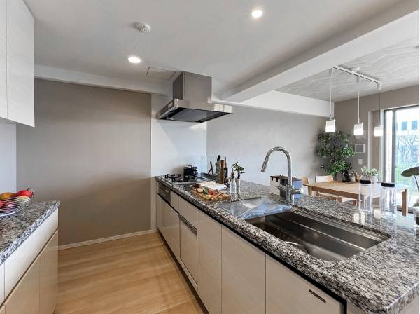 大理石調の天板が何気ない家事の時間を特別なひと時に