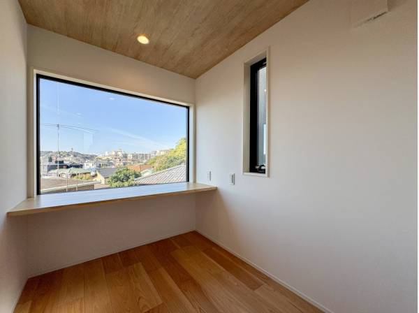 大きな窓のある書斎は仕事がはかどりそうですね