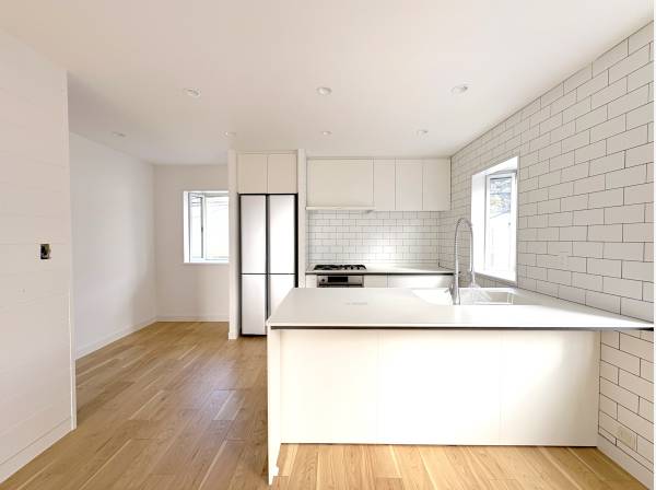 オープンな雰囲気のキッチン。冷蔵庫も設置されています