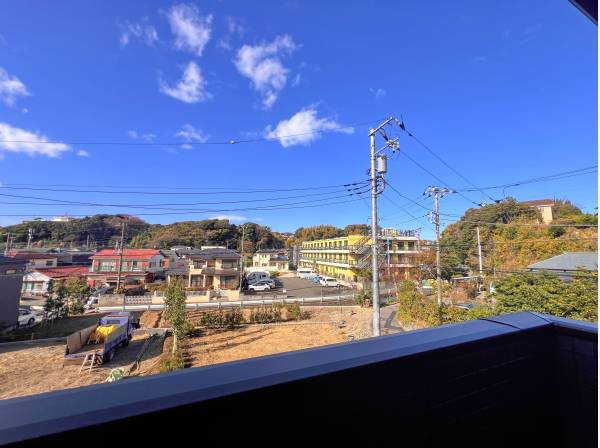 バルコニーからは緑を望む開放的な景色が広がります