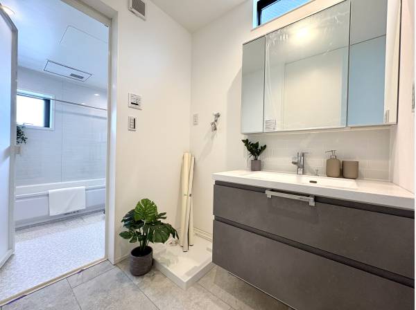 パウダールームもゆとりある広さ