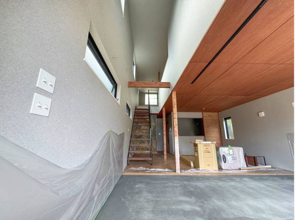 大胆で自由な空間設計も見どころの一つ。手前のグレーは土間部分です。