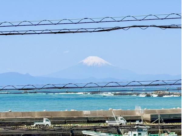 水平線の向こうには富士山や江ノ島も望みます