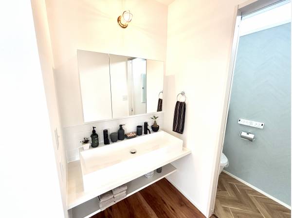 トイレ横には洗面所がございます