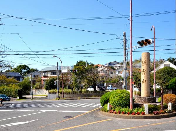 緑と空に囲まれた邸宅街のエントランスが目と鼻の先