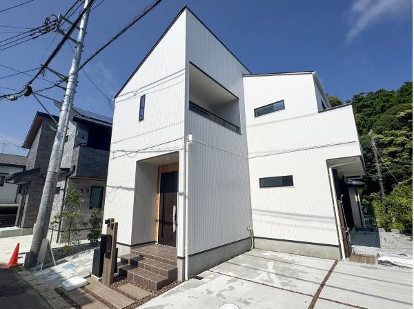 ホワイトの外観が青空と緑に良く映えます