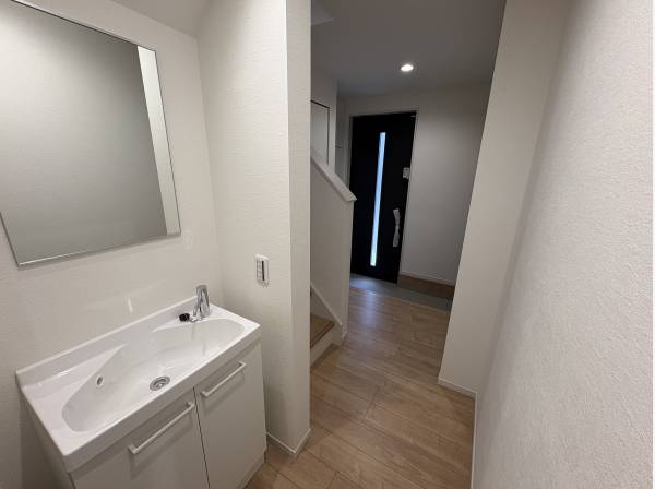 玄関と階段の間には洗面所があるので助かります。