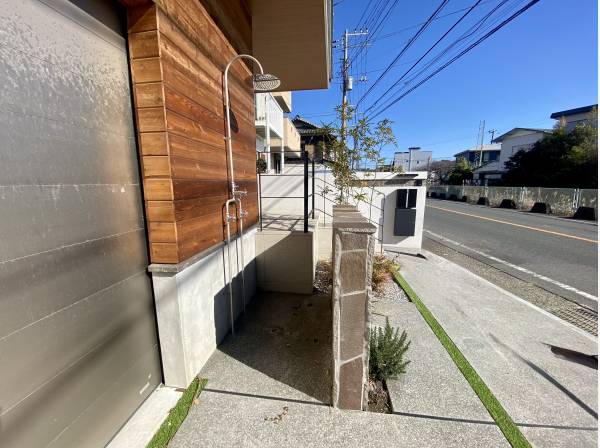 外にシャワー付きの水栓。洗車もできます