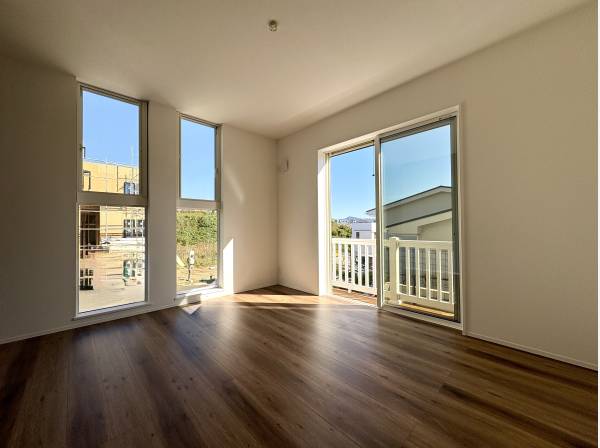 二面の窓から差し込む光が心地よい伸びやかな時間を映し出す居室