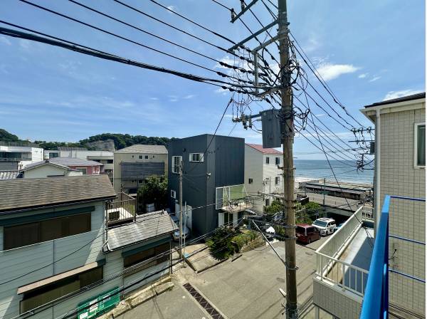 バルコニーからは材木座海岸を望みます