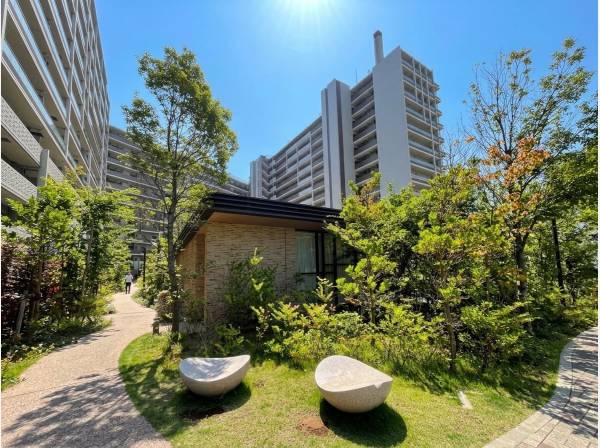 四季を感じながら散歩出来る緑豊かなマンション敷地内の庭園