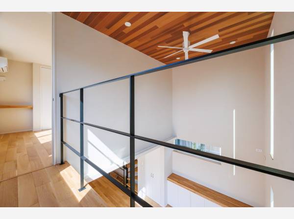 上下階をつなぐ開放的な吹抜けと回遊性のある設計。