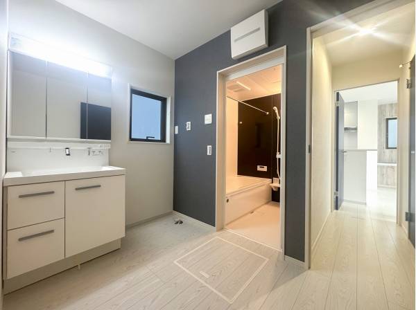 サニタリールームは家具でアレンジを愉しめそうなゆとりがあります