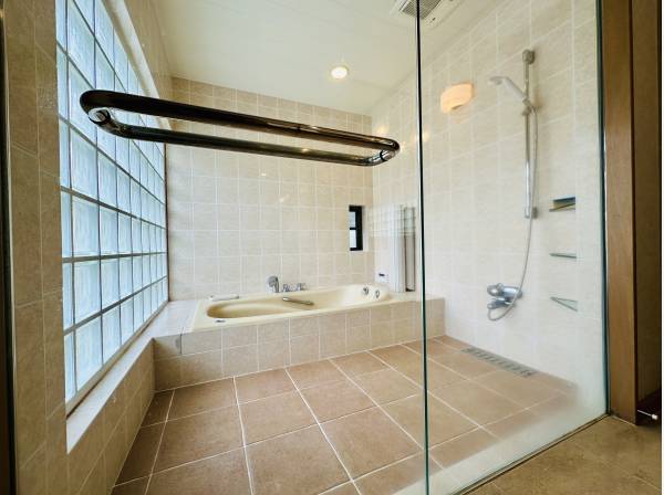 ホテルライクなタイル張りのバスルーム