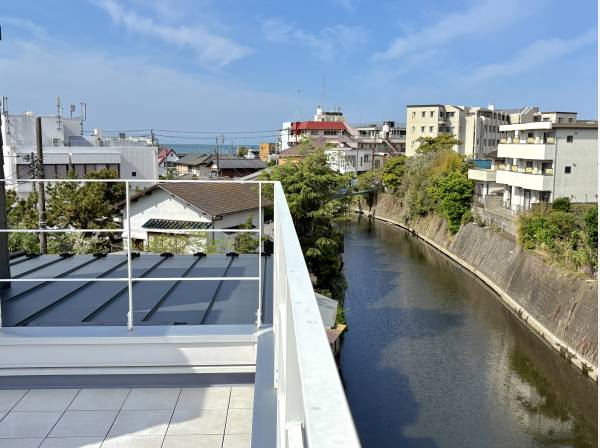 ルーフバルコニーからはリバービューとオーシャンビュー