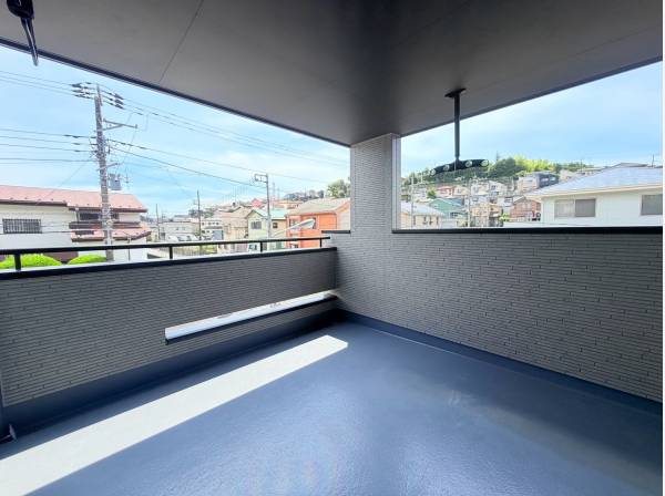 こちらのお部屋からはインナーバルコニーと通じております