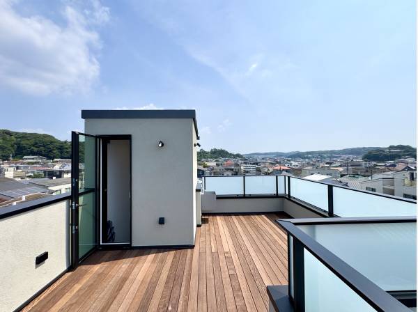 青空と海を望むルーフバルコニーは、BBQやリゾート気分を味わう特等席
