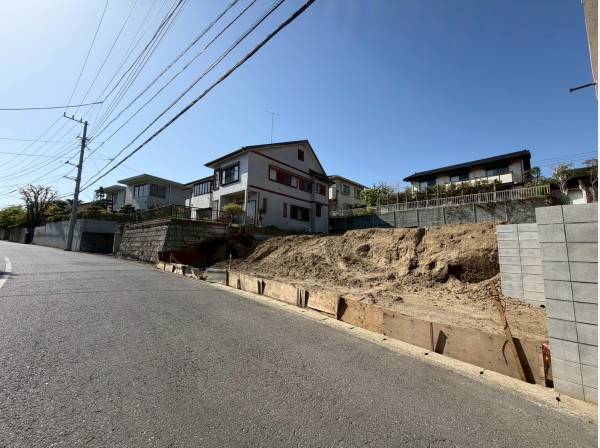 カースペースはゆとりの並列2台、面した通りも広々ですね