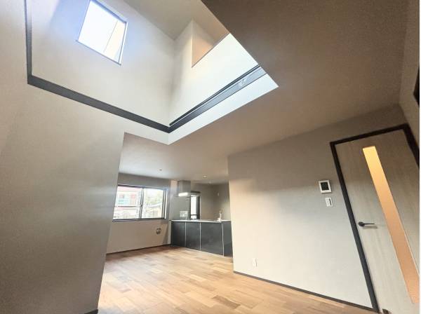 一部吹き抜けの勾配天井