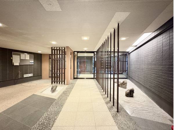 鎌倉らしい雰囲気のロビー